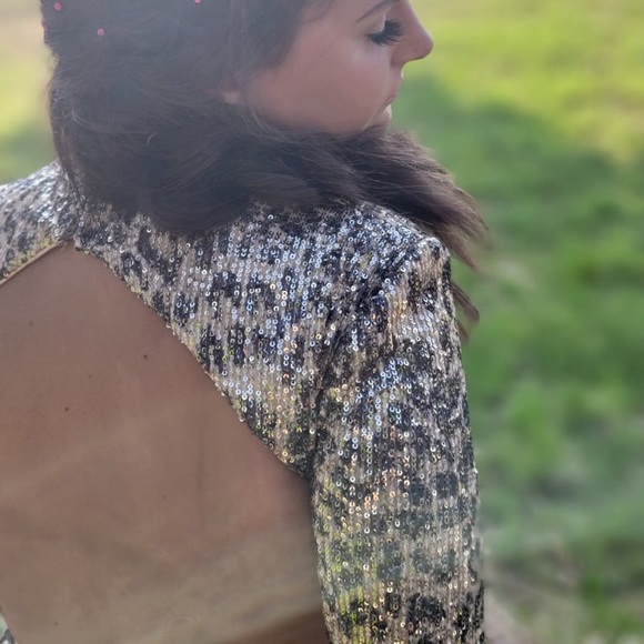 The most stunning formal dress! Everyone needs leopard in their closet 💕 - Picture 3 of 4